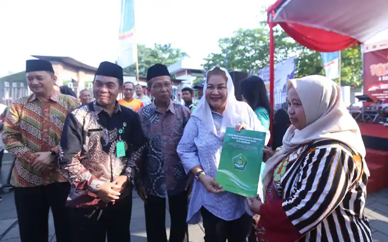 Wali Kota Semarang, Hevearita Gunaryanti Rahayu, mendorong pelaku UMKM di Kota Semarang untuk mendaftarkan produknya agar tersertifikasi halal dalam acara Gebyar Polder Tawang dan Kampanye Mandatory Halal pada Sabtu (18/3/2023) di Polder Tawang.