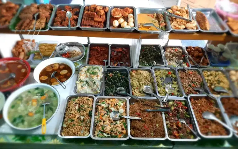 Jika Anda mencari menu buka puasa yang tidak biasa di Kota Salatiga, coba kunjungi beberapa Warteg populer yang menawarkan masakan enak dan murah. Temukan daftar lengkap Warteg terkenal di Kota Salatiga, seperti Warteg Umi Saida, Warteg Riski, Warteg Sederhana, Warteg Dewi, dan Warteg ABC.