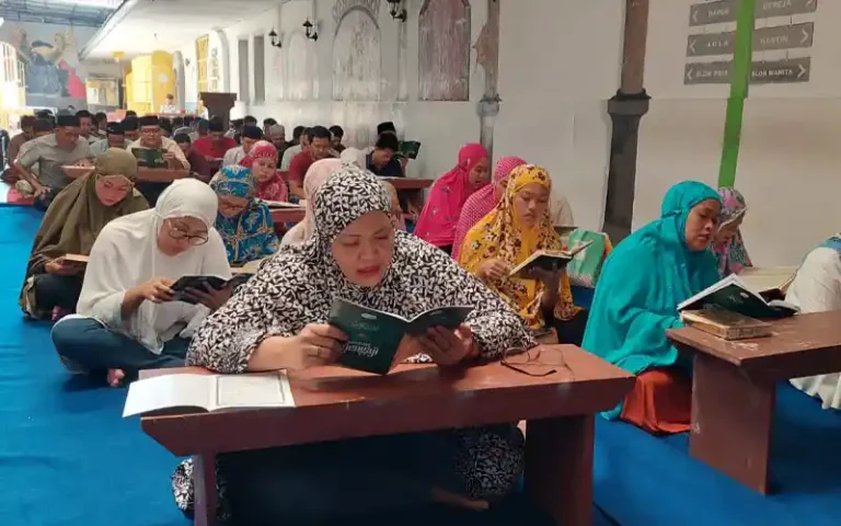 Meriahkan bulan suci Ramadan 1444, santriwan dan santriwati Warga Binaan di Rutan Salatiga tadarusan Al Quran bersama. Dalam kegiatan 'Ngaos Al Quran', ratusan peserta membaca ayat suci Al Quran di masjid, selasar, hingga kamar hunian. Rutan Salatiga juga mengadakan pesantren Ramadan, kajian Al Quran dan Hadist, serta kegiatan lainnya untuk mengisi bulan Ramadan.