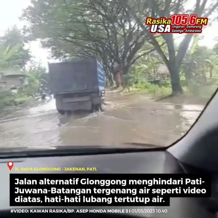 Laporan jalan alternatif menghindari kepadatan lalu lintas sepanjang pantura Pati - Juwana - Batangan - Rembang, di jalan raya Glonggong tergenang air. Hati-hati dan himbauan bagi Kawan Rasika yang melintas karena lubang jalan yang tertutup air.