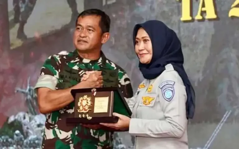 Jasa Raharja menyerahkan bantuan sarana dan prasarana keselamatan lalu lintas berupa helm, traffic cone, dan senter kepada Kostrad. Dalam Rapat Pimpinan Kostrad dan Apel Komandan Satuan Jajaran Kostrad, Jasa Raharja menunjukkan sinergitasnya dalam mensosialisasikan keselamatan berlalu lintas.