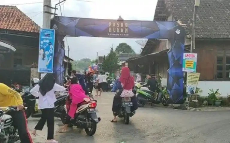 "Pasar Bukan", pusat ngabuburit yang dijalankan oleh Karang Taruna Amukas di Kecamatan Suruh, Kabupaten Semarang. Dengan lebih dari 50 lapak pedagang yang menyediakan berbagai menu jajanan ndeso hingga kuliner berbagai tanah air dengan harga yang terjangkau. Di pasar ini bisa mencari makanan khas seperti jemunak, lupis, ketan, puli kecer, kolak, es degan, lauk pauk, dan sayuran.