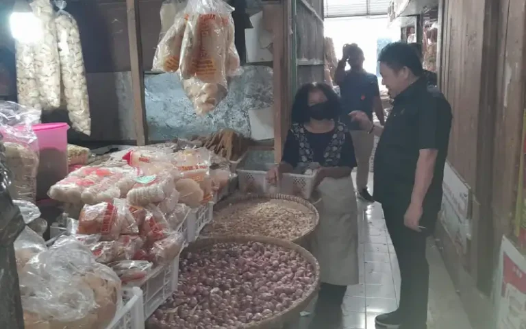 Ketua DPRD Salatiga, Dance Ishak Palit, mengimbau Dinas Perdagangan Kota Salatiga untuk berkoordinasi dengan para distributor sembako dalam mengantisipasi kelangkaan dan kenaikan harga sembako. Dance menekankan bahwa kunci dari pasar yang stabil terletak pada distribusi, sehingga koordinasi dengan distributor sembako sangat penting untuk menjaga harga tetap terkendali.