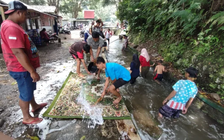 Masyarakat Klaseman RW 09 Kelurahan Mangunsari Kecamatan Sidomukti Kota Salatiga Melestarikan Budaya nyadran dengan Ziarah ke Makam Andhong. Pelaksanaan tahun ini berbeda dari sebelumnya karena terhenti oleh pandemi Covid-19. Masyarakat membersihkan makam dan berdoa untuk leluhur di area TPU setempat menjelang bulan Ramadan.