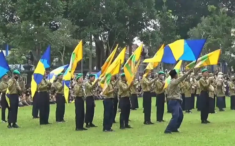 Apel Besar Muhammadiyah di Kota Salatiga dihadiri ratusan peserta, termasuk pengurus dan siswa dari TK-SMA/SMK Muhammadiyah. Acara ini dihadiri oleh RR Sri Suharni, ibu kandung Penjabat Wali Kota, yang memberikan pesan tentang pentingnya hormat kepada orang tua.