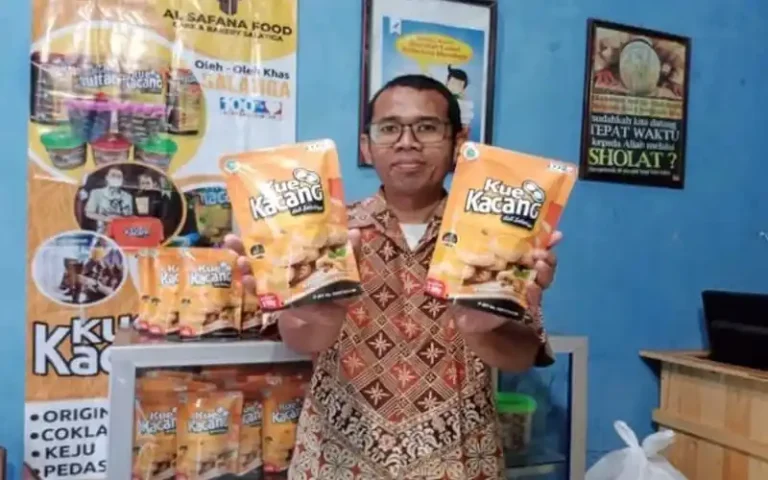 Kue Kacang Asli Salatiga produksi Hani Angga Wihanditya, warga Canden Kelurahan Kutowinangun Lor Kecamatan Tingkir Kota Salatiga, menjadi alternatif jajanan bagi pecinta makanan di Kota Hati Beriman