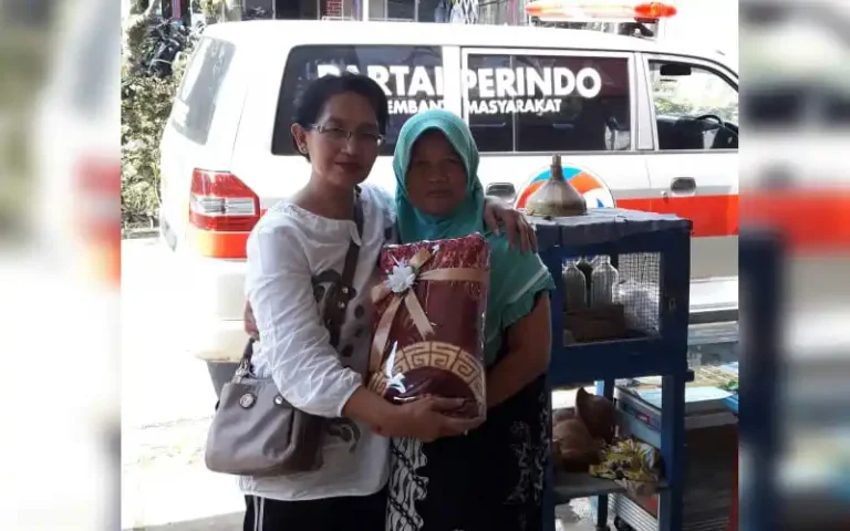 DPD Partai Perindo Kota Salatiga mengadakan bakti sosial jelang Ramadhan 1444 H dengan membagikan ratusan mukena dan sajadah. Mukena dan sajadah diberikan kepada warga dan pengurus masjid untuk membantu mereka dalam menyambut bulan suci dengan sarana ibadah yang layak.