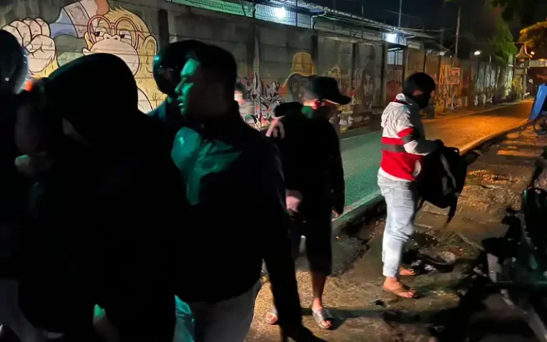 Tiga orang yang nekat menjual bubuk mesiu (obat mercon) ditangkap di Kota Salatiga dan akan menjalani Lebaran Idul Fitri 1444 H Tahun 2023 di dalam Tahanan Polres Salatiga. Ketiganya akan dijerat dengan UU Darurat No 12 Tahun 1951. Polisi mengamankan delapan kilogram bubuk mesiu dan lima lembar kertas sumbu. Pelaku dijerat dengan ancaman hukuman 12 tahun penjara sesuai dengan Pasal 1 Ayat (1) UU Darurat RI Nomor 12 Tahun 1951