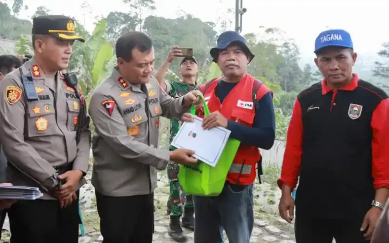 Kapolda Jateng Irjen Pol Ahmad Luthfi memberikan tanggapan dan solusi atas keluhan masyarakat yang terdampak erupsi Merapi saat kunjungan ke sejumlah lokasi terdampak erupsi pada 16 Maret 2023. Para petani dan peternak yang mayoritas berprofesi di sekitar Gunung Merapi terancam gagal panen dan hewan ternak terancam kelaparan akibat turunnya abu vulkanik.