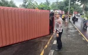 Sebuah truk bernopol AG 8699 UF terguling di Jalan Lingkar Salatiga, tepatnya samping jembatan kembar setelah PT SCI Kecamatan Argomulyo Kota Salatiga, Sabtu (25/3/2023).