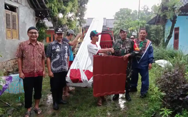 Kodim 0714/Salatiga memberikan bantuan berupa Baja ringan, Reng, dan Genteng metal kepada warga desa Wonokerto, Kecamatan Bancak, Kabupaten Semarang yang rumahnya rusak parah akibat puting beliung. Salah satu warga yang menerima bantuan tersebut, Ahmadi (48), merasa bersyukur dan berterima kasih atas kepedulian yang diberikan oleh Kodim.
