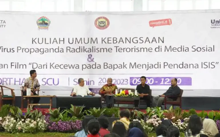 Irjen Pol Marthinus Hukom dari Densus 88/Antiteror Polri memberikan kuliah umum di Universitas Katolik Soegijapranata (Unika) Kota Semarang, membahas tentang bahaya propaganda radikalisme terorisme di media sosial dan perlunya menciptakan eco chamber untuk menetralisirnya. Dalam acara tersebut, Hukom juga menekankan pentingnya menjaga kebinekaan di Indonesia dan mahasiswa sebagai agen yang pas untuk membanjiri media sosial dengan konten-konten positif sebagai kontra narasi radikalisme terorisme.