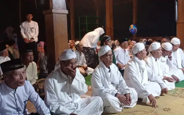 Rangkaian kegiatan Haul Simbah Abdul Wahid yang dilakukan warga Tingkir Lor sebagai bentuk rasa cinta dan mengenang jasa beliau sebagai pasukan laskar dari Pangeran Diponegoro yang membantu mengusir penjajahan Belanda. Dalam kegiatan tersebut, dilaksanakan pawai agamis, penulisan Surah Al Fatihah pada kain lurub, kesenian Tari Sufi, teatrikal Wali Songo, kirab agamis, pemasangan kiswah di makam Simbah Abdul Wahid, pembacaan doa, dan makan bersama.