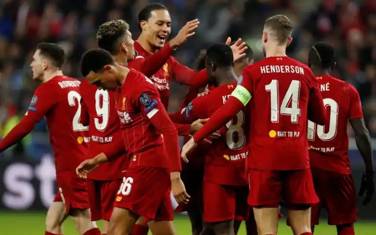 Liverpool menghancurkan Manchester United 7-0 di Anfield dalam pertandingan Liga Inggris yang bersejarah. Gol-gol spektakuler dan dominasi total membuat Liverpool meraih kemenangan terbesar dalam sejarah kontra Man United.