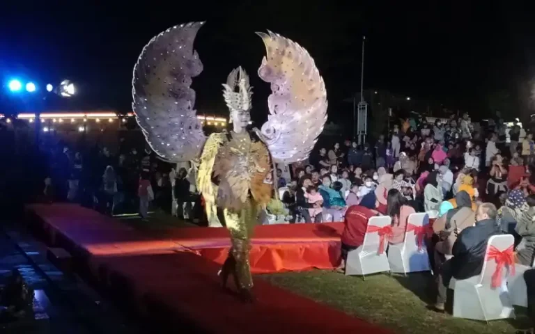 Bupati Semarang Ngesti Nugraha membuka Festival Makanan Khas dan Kabupaten Semarang Carnival yang diikuti oleh peserta dari berbagai daerah di Jawa Tengah pada Sabtu (11/3/2023) malam. Acara ini diselenggarakan dalam rangka memperingati HUT ke-502 Kabupaten Semarang serta untuk membangkitkan perekonomian masyarakat dan mempromosikan pariwisata khususnya di Kabupaten Semarang.