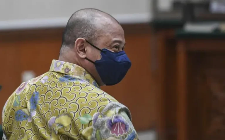 Mantan Kapolda Sumatera Barat Irjen Teddy Minahasa Dituntut Hukuman Mati dalam Kasus Peredaran Gelap Narkoba - Jaksa penuntut umum (JPU) menuntut Teddy Minahasa dengan hukuman mati karena terbukti secara sah melakukan tindak pidana peredaran gelap narkoba. Teddy Minahasa, yang dulunya menjabat sebagai Kapolda Sumatera Barat, didakwa memperjualbelikan 5 kg sabu hasil sitaan polisi.