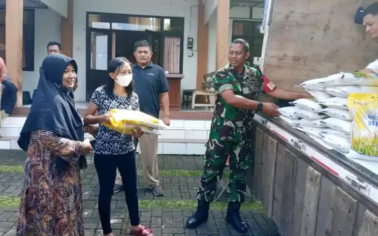 Pemerintah Kota Salatiga melalui Dinas Perdagangan melakukan operasi pasar beras dengan menyiapkan 28 ton beras medium dengan harga Rp 8.500 per 5 kg di empat kecamatan untuk menstabilkan harga yang sedang naik. Operasi pasar ini dilakukan sampai mendekati bulan Ramadhan untuk membantu masyarakat yang kesulitan memenuhi kebutuhan beras.