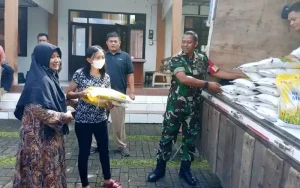 Pemerintah Kota Salatiga melalui Dinas Perdagangan melakukan operasi pasar beras dengan menyiapkan 28 ton beras medium dengan harga Rp 8.500 per 5 kg di empat kecamatan untuk menstabilkan harga yang sedang naik. Operasi pasar ini dilakukan sampai mendekati bulan Ramadhan untuk membantu masyarakat yang kesulitan memenuhi kebutuhan beras.