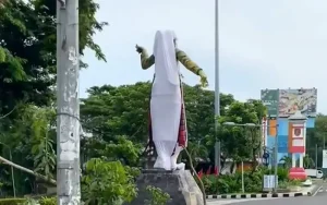 Patung Penari Semarangan yang berada di Simpang Kaliwiru, Kota Semarang, Jawa Tengah menjadi viral di media sosial TikTok. Meskipun patung setinggi sembilan meter itu akan diresmikan sebelum Hari Raya Idul Fitri, rencananya ditunda karena cuaca tidak mendukung dan perlu diperbaiki agar tidak menyeramkan.