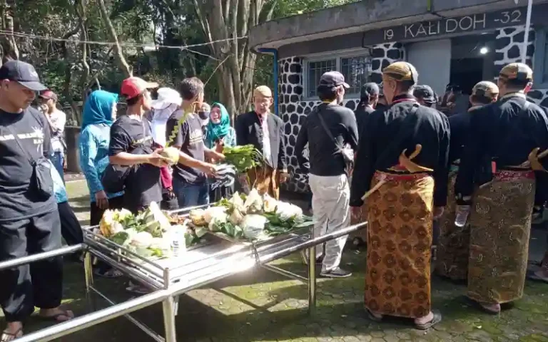 Pawai Merti Desa Langensari, Kecamatan Ungaran Barat, Kabupaten Semarang sukses meriahkan warga setempat. Kegiatan ini diadakan setiap tahun sekali dan turut dihadiri oleh tokoh adat, tokoh agama, tokoh masyarakat, Babinkamtibmas dan Babinsa. Acara budaya ini bertujuan untuk menjaga dan mengenalkan budaya Merti dusun kepada anak cucu serta menciptakan kedamaian, keselamatan dan kemakmuran bagi masyarakat Langensari.
