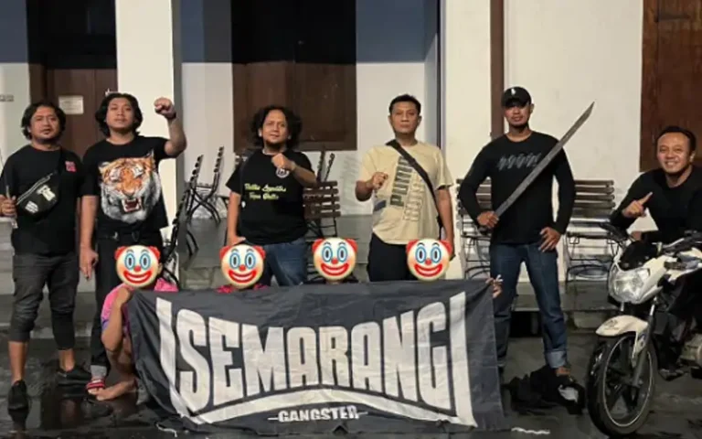 Resmob Polda Jateng dan Polres Semarang berhasil menangkap empat pelaku penyerangan terhadap dua remaja di depan toko mainan Dino Toys, Ungaran. Berita ini telah membuat masyarakat resah dan beredar luas di media sosial. Pelaku dan barang bukti telah diamankan, dan penyidikan sedang dilakukan.