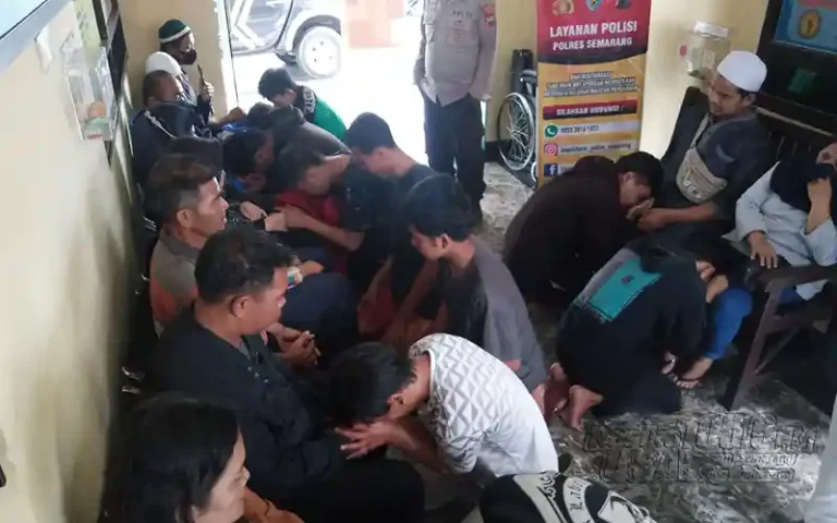 12 pelaku perang sarung yang terdiri dari dua kelompok, yakni kelompok Salatiga dan Ambarawa, berhasil diamankan oleh warga setempat bersama petugas Polsek Bawen di wilayah Asinan, Kecamatan Bawen, Kabupaten Semarang pada Selasa (28/3/2023) dini hari. Dari 12 pelaku tersebut, tiga di antaranya masih di bawah umur. Penangkapan dilakukan setelah adanya informasi dari masyarakat bahwa 12 orang akan melakukan perang sarung di wilayah jalur alternatif Bawen-Ambarawa.