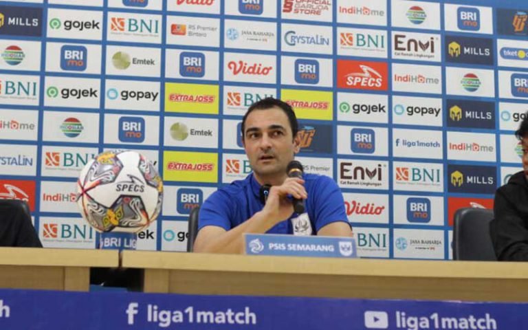 Pelatih PSIS Semarang Gilbert Agius