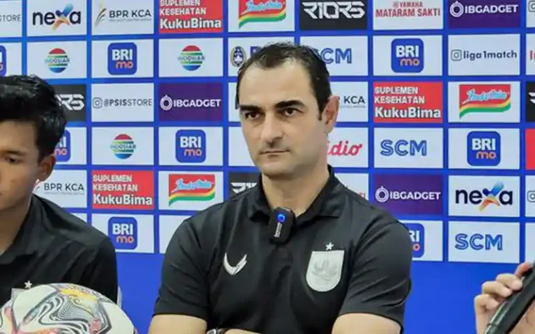 Pelatih PSIS Semarang Gilbert Agius