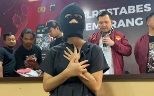 Satuan Reserse Kriminal Polrestabes Semarang menangkap seorang wanita pemandu karaoke yang nekat menusuk teman seprofesinya dengan pisau dapur. Peristiwa tragis ini terjadi setelah pelaku dan korban mabuk di sebuah tempat karaoke.