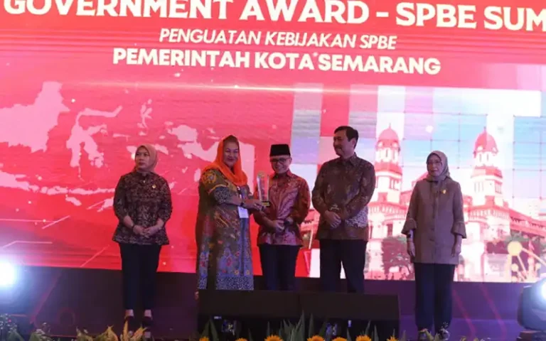 Pemerintah Kota Semarang mendapatkan penghargaan Penguatan Kebijakan Sistem Pemerintahan Berbasis Elektronik (SPBE) dari Kementerian Pendayagunaan Aparatur Negara dan Reformasi Birokrasi (KemenPAN RB) pada tahun 2023. Penghargaan ini diserahkan dalam acara Digital Government Award di Jakarta dan diterima oleh Wali Kota Semarang, Hevearita Gunaryanti Rahayu.