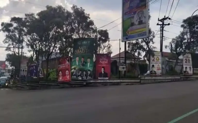 Baliho parpol dan politikus sudah bertebaran di Kota Salatiga, meskipun pemungutan suara pada Pemilu 2024 masih cukup lama. Komisioner Bawaslu Kota Salatiga, Ahmad Dhomiri, mengaku belum memiliki peraturan khusus yang mengatur terkait pemasangan baliho politik di masa kampanye yang belum dimulai.