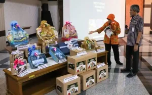 Program Parsel Lebaran kembali diadakan oleh Pemerintah Provinsi Jateng, Bank Indonesia, OJK, ASPOO, dan BliBli.com menjelang Ramadan. Program ini bertujuan untuk mendukung pengembangan UMKM dan memberikan manfaat kepada mereka. Respons masyarakat sangat positif sejak program ini diinisiasi oleh Gubernur Jawa Tengah, Ganjar Pranowo pada tahun 2021.