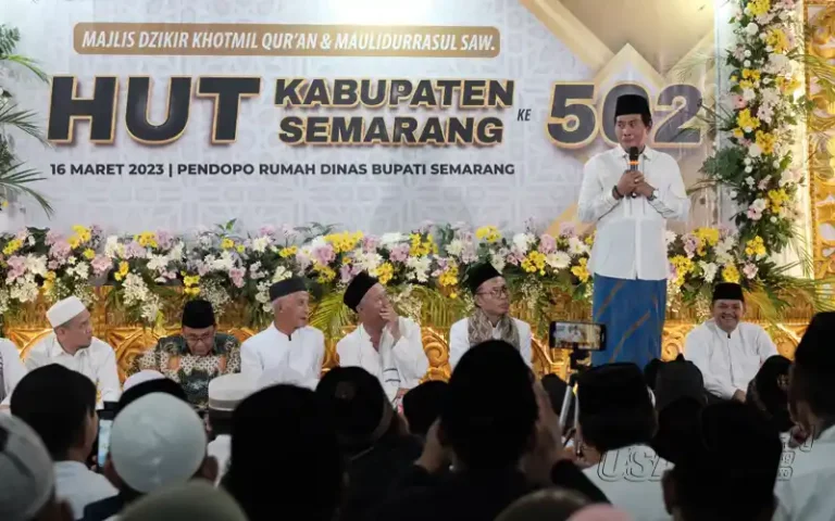 Bupati Semarang dan Pengurus Daerah Al Khidmah Kabupaten Semarang menggelar majelis dzikir dan khotmil quran serta maulidurrasul SAW untuk merayakan HUT ke-502 Kabupaten Semarang. Acara doa bersama ini dihadiri ribuan masyarakat dan diisi dengan tausiyah dari KH Anwar Zahid