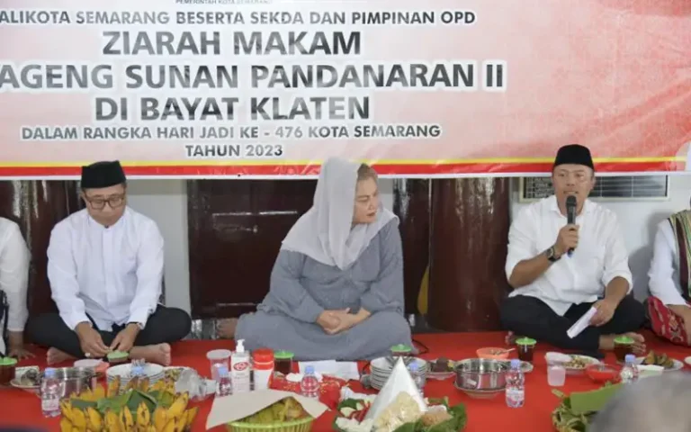 Wali Kota Semarang Hevearita Gunaryanti Rahayu dan jajarannya melakukan ziarah ke makam Sunan Pandanaran II di Bayat, Klaten dalam rangka memperingati hari jadi ke-476 Kota Semarang.