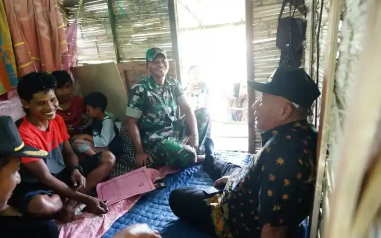 Pj Bupati Pati Henggar Budi Anggoro dan rombongan mengunjungi Gunarto, warga desa Ngastorejo Kecamatan Jakenan yang terdampak banjir. Gunarto dan keluarganya tinggal di rumah pohon yang dibuat untuk menghindari banjir. Setelah melihat kondisi rumah pohon dan berbincang dengan Gunarto, Pj Bupati memberikan bantuan uang tunai untuk meringankan beban. Berita ini menunjukkan kepedulian pemerintah terhadap warga yang terdampak bencana alam.