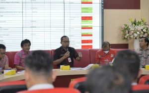 Pelaksana harian atau Plh Wali Kota Semarang, Iswar Aminuddin, membahas pentingnya sentralisasi Pedagang Kaki Lima (PKL) dalam meningkatkan Pendapatan Asli Daerah (PAD). Upaya pendataan PKL dilakukan oleh Dinas Perdagangan Kota Semarang untuk mengelola kembali pendapatan asli daerah.