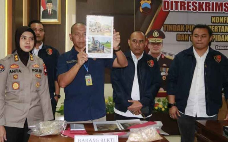 Kepolisian Daerah Jawa Tengah berhasil mengungkap aktivitas tambang ilegal galian C di Kabupaten Batang dan Kabupaten Pati, dengan total enam orang diamankan dalam operasi tersebut. Direktur Reserse Kriminal Khusus Polda Jawa Tengah, Kombes Dwi Subagyo, mengungkapkan bahwa tiga orang diamankan dalam kasus tambang ilegal di Desa Babadan, Kecamatan Limpung, Kabupaten Batang, sementara tiga orang lainnya diamankan di Kabupaten Pati.