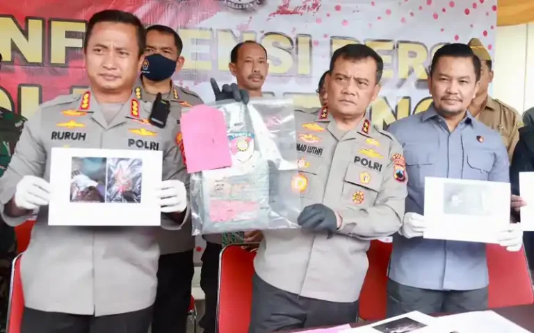 Polisi menemukan 10 kilogram bahan petasan terkait ledakan di Dusun Junjungan, Desa Giriwarno, Kecamatan Kaliangkrik, Kabupaten Magelang pada Minggu (26/3/2023.) Ledakan itu menewaskan satu orang serta merusak 11 rumah di sekitar lokasi kejadian.