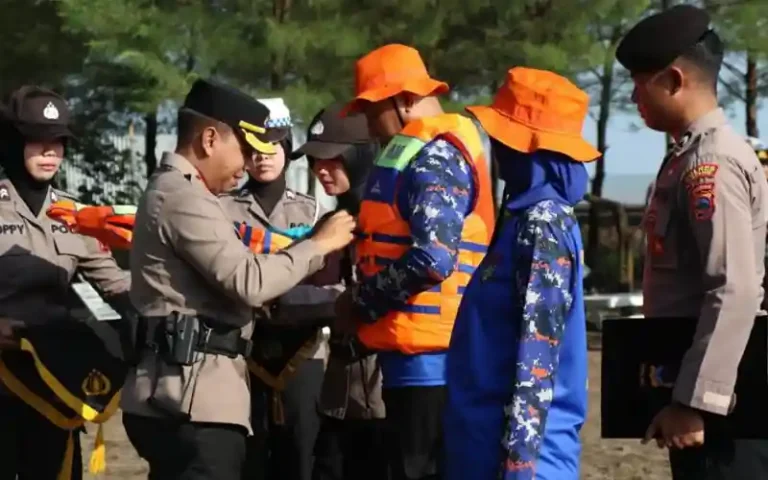 Polres Batang membagikan puluhan baju pelampung kepada para relawan dalam program "Ikut Andil Dalam Keselamatan Berlayar" (Ikan Selayar). Tujuan dari kegiatan ini adalah untuk mencegah kecelakaan laut/air di objek wisata perairan, sungai, dan pesisir laut serta meminimalisir risiko kecelakaan tersebut.