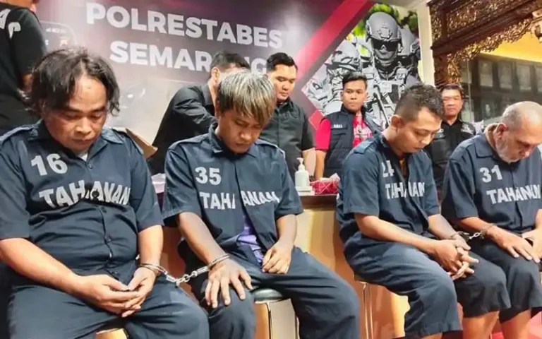 Kasus pencurian puluhan smartphone senilai 1,2 miliar di Semarang dilakukan oleh sebuah komplotan berhasil diungkap Satreskrim Polrestabes Semarang . Dalam aksinya, komplotan tersebut menggunakan modus baru dengan menyiasati pemalsuan resi pengiriman.