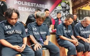Kasus pencurian puluhan smartphone senilai 1,2 miliar di Semarang dilakukan oleh sebuah komplotan berhasil diungkap Satreskrim Polrestabes Semarang . Dalam aksinya, komplotan tersebut menggunakan modus baru dengan menyiasati pemalsuan resi pengiriman.