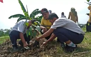 Permasalahan air bersih dan sampah di Desa Samban, Kecamatan Bawen, Kabupaten Semarang menjadi sorotan utama karena wilayah tersebut sebagian besar merupakan kawasan industri. Kepala Desa Samban dan Camat Bawen menyampaikan bahwa kegiatan pengembalian fungsi tanah dan pengolahan sampah yang dilakukan bersama Coca-Cola Europacific Partners (CCEP) Indonesia merupakan langkah konkret dalam menjaga kelestarian sumber daya air dan lingkungan.