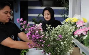 Program Promosi UMKM via LapakGanjar, Florist Semarang @asagift.id Mendapatkan Pesanan Melimpah. Florist @asagift.id, usaha jual bunga patungan yang didirikan oleh Abiyuda Wirahadi dan Safhira Wirahadi, telah mendapatkan manfaat instan setelah produknya dipromosikan melalui program promosi LapakGanjar.