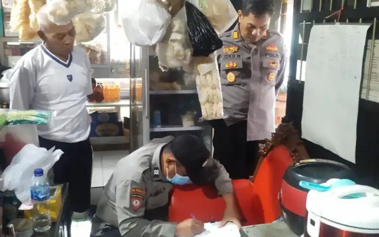 Jajaran Polres Salatiga berhasil mengamankan puluhan botol miras dan puluhan bungkus bubuk mesiu dalam patroli KYRD pada Selasa Malam 28/03/2023.