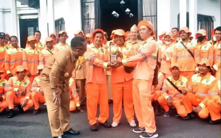 Salatiga Raih Piala Adipura ke-4 berkat orkestrasi dari semua pihak yang terlibat, seperti petugas kebersihan, pelaku bank sampah, dan sekolah adiwiyata. Pj Walikota Sinoeng mengapresiasi dedikasi tinggi dari semua pihak dan menegaskan perlunya peningkatan kesejahteraan bagi para petugas kebersihan. Selain itu, Salatiga juga menerima penghargaan peringkat III Kategori Kota dengan Indeks Ketahanan Pangan terbaik tingkat nasional.
