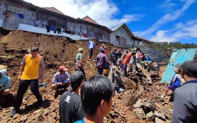 Talud longsor di Dusun Thekelan, Desa Batur, Kecamatan Getasan, Kabupaten Semarang menimpa 9 warga saat memasak untuk acara hajatan pernikahan.