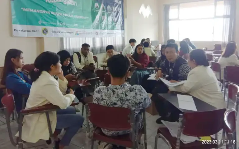 Ratusan pelajar dan mahasiswa dari berbagai sekolah SMA, SMK, dan perguruan tinggi di kota Salatiga memadati ruang G di komplek kampus UKSW jl. Diponegoro Salatiga pada Sabtu, 11/3/2023 untuk mengikuti Sekolah Kebangsaan Tular Nalar yang digagas oleh Masyarakat Anti Fitnah Indonesia (Mafindo) dan didukung oleh Google.org.