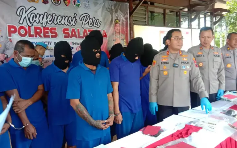 Delapan tersangka judi online yang beroperasi di Kota Salatiga Jawa Tengah berhasil ditangkap oleh Satuan Reserse Kriminal (Satreskrim) Polres Salatiga. Mereka diamankan di dua lokasi berbeda, yaitu di Perumahan Grand Witjitra Tegalrejo dan di sebuah konter di Kelurahan Kutowinangun Kidul Kec. Tingkir Kota Salatiga, pada Senin dini hari 27/02/2023.