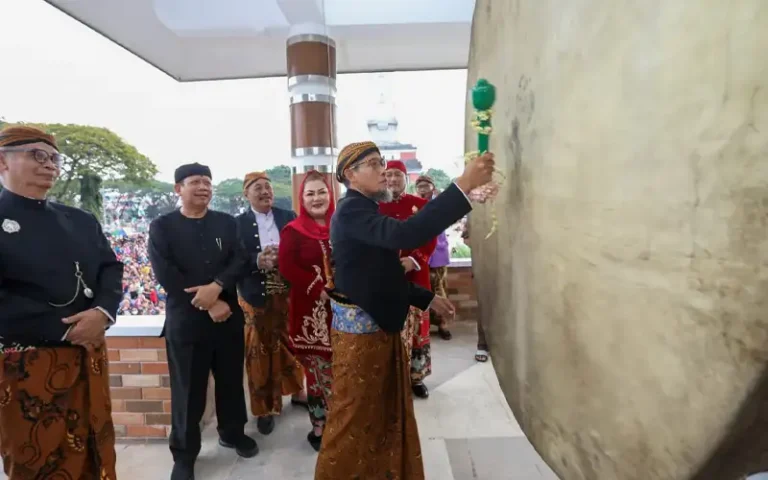 Dalam tradisi ini, Sekretaris Daerah Provinsi Jawa Tengah Sumarno memimpin tabuhan beduk, didampingi oleh Wali Kota Semarang Hevearita Gunaryanti Rahayu. Tradisi ini telah lestari sejak 1881 dan menjadi warisan leluhur yang dilestarikan sebagai penanda datangnya Ramadan.