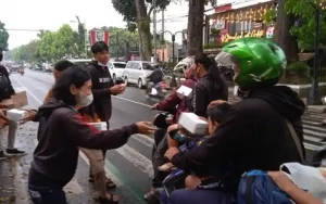 Gereja Santo Paulus Miki Salatiga kembali membagikan ratusan takjil kepada warga, terutama yang sedang menjalankan ibadah puasa. Kegiatan ini dilaksanakan di depan gereja saat sore hari dengan tujuan untuk menumbuhkan rasa toleransi antar umat beragama di Kota Salatiga.